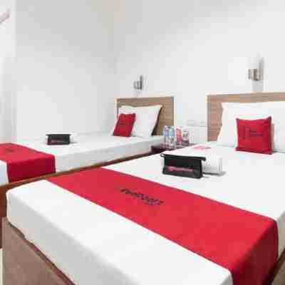 RedDoorz Plus Near Vigan City Commercial Center Rooms