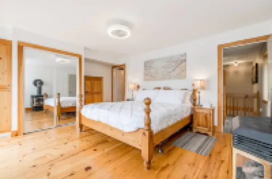 Muskoka Lakeshore Cottage Bliss Hotels in Gravenhurst