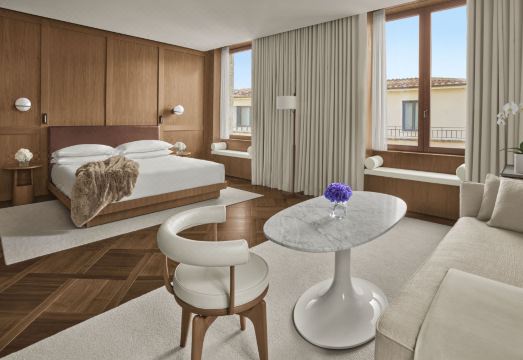 더 로마 에디션의 야외 수영장 또는 정원