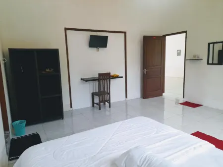 Bukit Cemara View Guest House Отели рядом с достопримечательностью «Coban Rondo Waterfall»