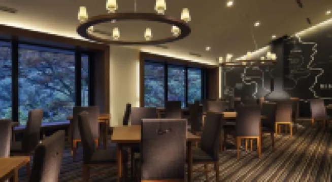 風木立の川辺 紫明館