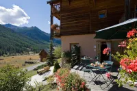 Le Chalet d'en Hô Hotels in Nevache