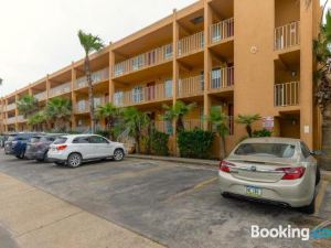 Modern retreat, block to beach w pool & balcony