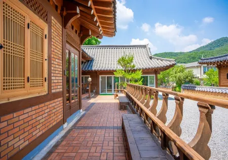 Yejik Hanok Pension Отели рядом с достопримечательностью «Sejoong Museum»
