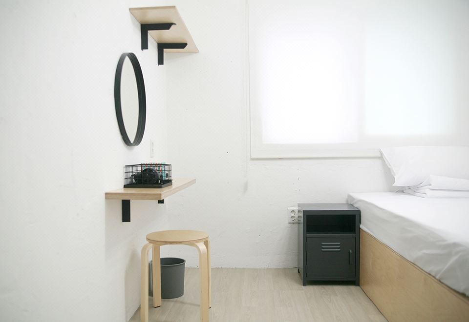 경주 풍뎅이 호스텔 건물 외관과 주변 모습