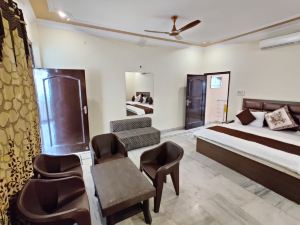 Vrinda Apartments | Rooms & Caretaker