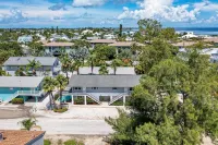 August Deals • Amazing Location • Private Deck • Pool - balcony