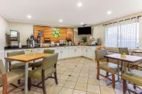 La Quinta Inn & Suites by Wyndham Chicago Gurnee - breakfast