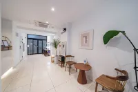 Hotel Urban Brown