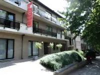 Budget Flats Brussels Hotel dekat Collegiale Saints Pierre et Guidon