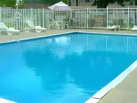 Howard Johnson by Wyndham Lenox - Pools