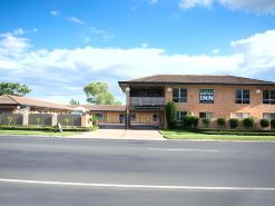 Cousins Motor Inn