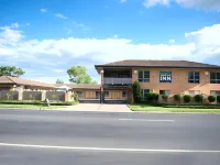 Cousins Motor Inn - parking