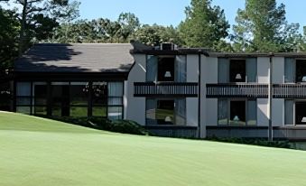 The Inn at Houndslake