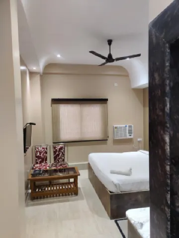 Hotel Sukhdham Hotels near Naini chauraha, Naya Pull