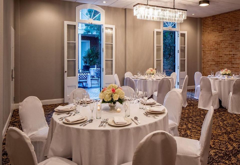 Holiday Inn Hotel French Quarter-Chateau Lemoyne Over view