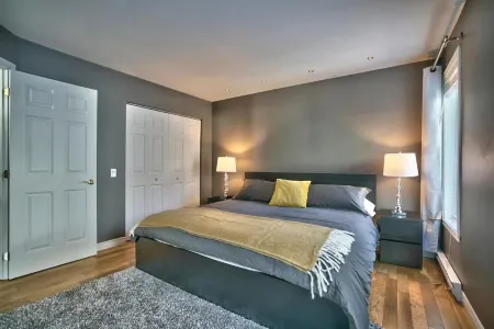 Dynamite 2-Bedroom House, Garage, Sleeps 6 Отели в г. Шербрук