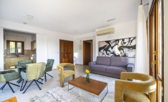 Bright apartment with shared pool in Aphrodite Hills