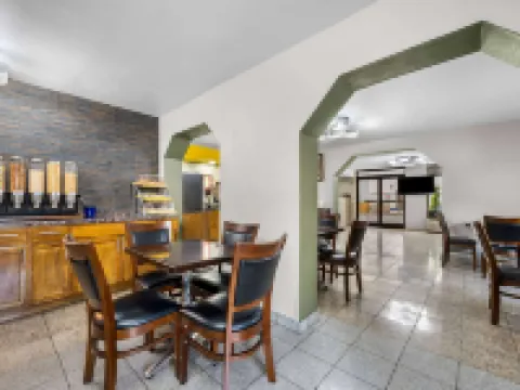 デイズ イン バイ ウィンダム ローリー ミッドタウン ローリーのホテル