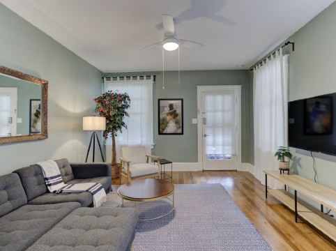 Serene and Stylish Classic Apartment in Midtown!