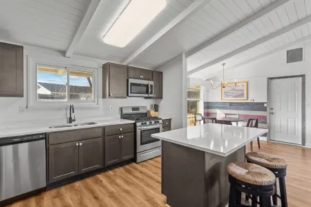 Charming 3-bedroom house south Kokomo Отели в г. Howard County