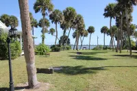 The Lodge, cozy one bedroom King Cottage on the Indian River Lagoon