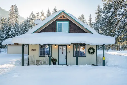 A cozy, private, pet friendly cabin that sleeps 6 guests with a hot tub