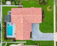 Bright and Beachy Pool Home - بوتيك
