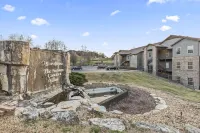 Cute Poolside Branson Condo! Minutes to Silver Dollar City - Golf Course Views
