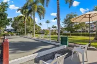 Downtown Old Naples 2 Bed - One block from 3rd Street & 4 blocks to the Beach