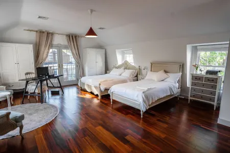 Sunny Studio Loft Next to RISD & Brown w/ Parking!