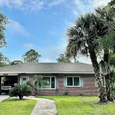 Cozy home with modern interior fur-baby friendly.  Near The Golden Isles Georgia