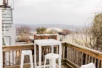 City Vibes:Trendy/ community Pool/ Weekday Escape!