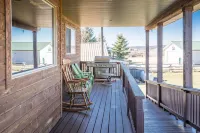 40 Min from Ynp!  18 Beds! New Bedding! Lots of Parking! Hotel a Fremont County