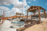 Joshua Tree National Park-Gorgeous Home-HotTub+Game Rm+Views+EV Charger!