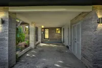 Private Waterfront Home in Wilton Manors | Kayaks & BBQ | Minutes From The Beach