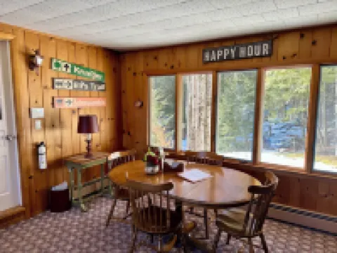 Pet-friendly Rustic Mtn Home+Apt