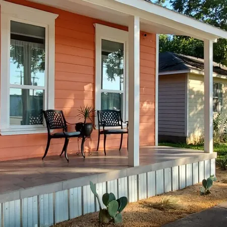 Fresh, New, Light & Airy. 1.2  miles to Magnolia Silos, 1 mile to the Stadium