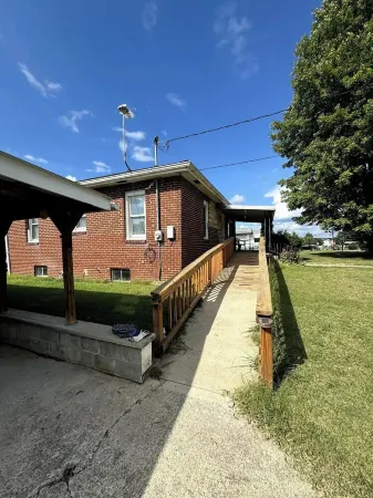 Welcome to The Tennerton House-Charming 2-bedroom with AC and WiFi in Buckhannon