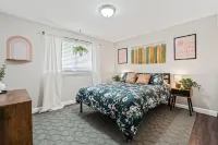 Dolly's Haven: 4BR, 2BA, Game-room, covered deck with fire-pit Hotels near Brandt Tower Plaza Shopping Center