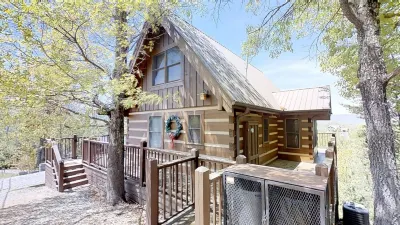 Luxury Rustic Wood Cabin Breathtaking Mountain View’s HotTub, Fast WiFi, POOL Wears Valley 주변 호텔
