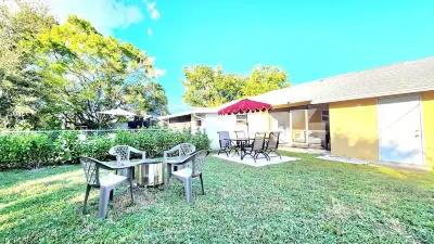 Lovely Rustic Urban Escape, near the Beach Hotels near Pine Island Crossing