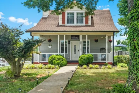 Bell House - Contemporary Comfort Near Wards Road with a Luxurious Hot Tub. Отели рядом с достопримечательностью «Академи Сентер оф Артс»
