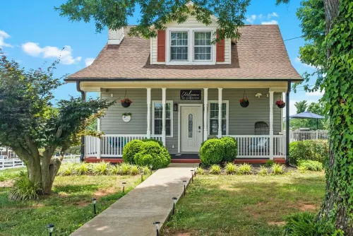 Bell House - Contemporary Comfort Near Wards Road with a Luxurious Hot Tub.