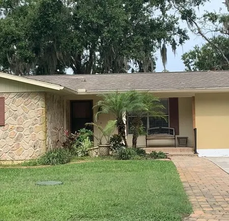 Lake living with beautiful views!