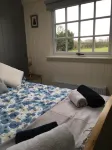 SHEPHERD'S HUT (DELUXE Beautiful 1 bedroom, with patio, ideal for couples.