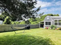 Cozy, clean, relaxing beach cottage awaits you!! Ξενοδοχεία στην πόλη Fairhaven