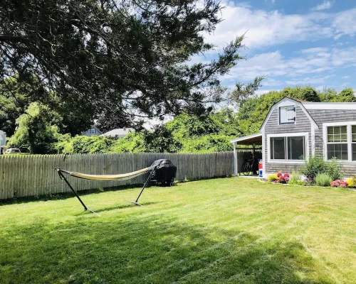 Cozy, clean, relaxing beach cottage awaits you!! Hotels in Fairhaven