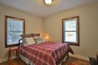 Peoria Heights Haven on the Trail- A Wooded Retreat Close to the Restaurants Hotels in Peoria Heights