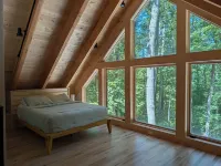 The Ledges Cabin - modern luxury on 35 acres, 8 person hot tub, wood fireplace.